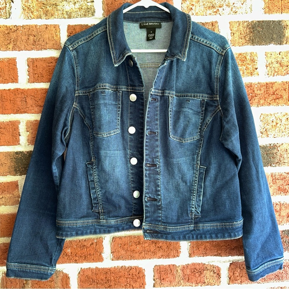 LANE BRYANT Denim Jean Jacket
Med. Wash size 14. Excellent Condition.